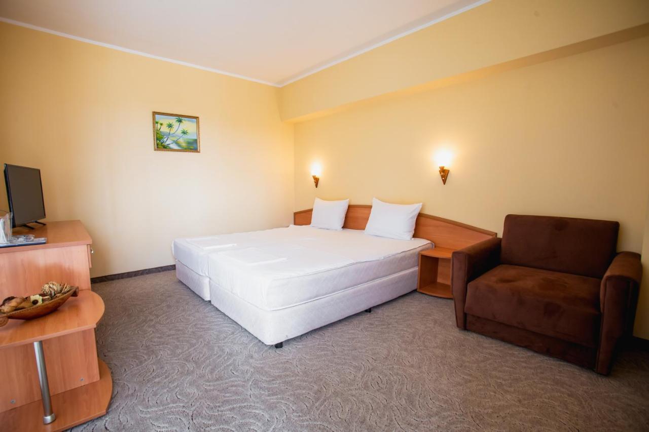 Hotel Dolphin Равда Екстер'єр фото