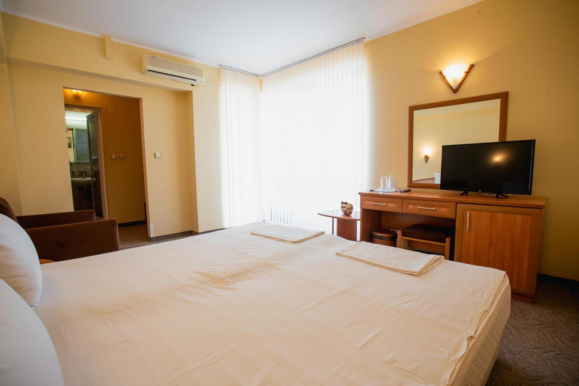 Hotel Dolphin Равда Екстер'єр фото
