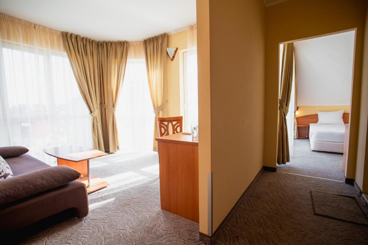Hotel Dolphin Равда Екстер'єр фото