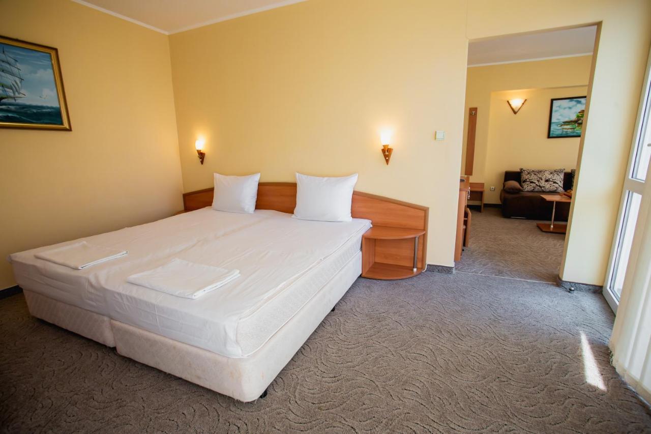 Hotel Dolphin Равда Екстер'єр фото